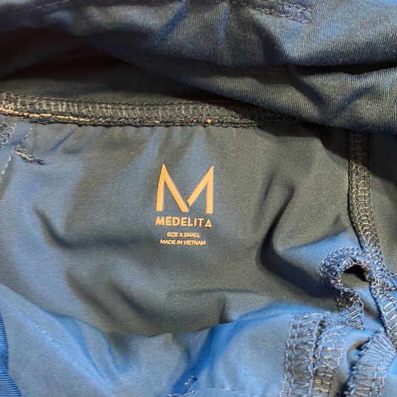 Medalita Calyx Scrub Top XXS & Helio Scrub Pants XS in Ocean - Picture 3 of 3